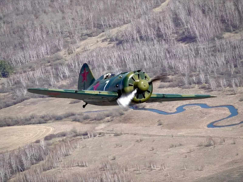 В Новосибирске поднялся в небо восстановленный истребитель И 16