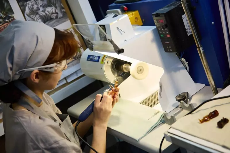 Картинка 1 для статьи «: После модернизации Калининградский комбинат выпустил эксклюзивную новогоднюю коллекцию из янтаря»