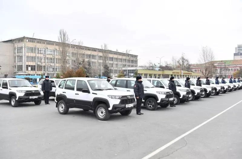 Саратовские участковые получили новые служебные машины отечественного производства