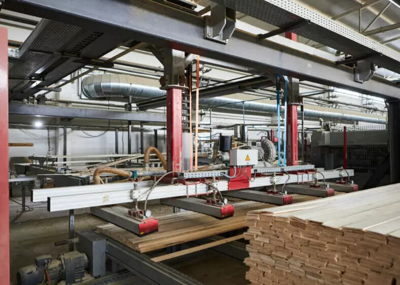 В Ленинградской области перезапустили простаивавшее из за санкций деревообрабатывающее предприятие