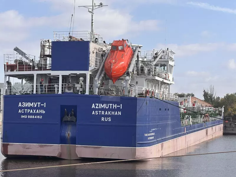 Танкер Азимут 1 проекта 00216М вышел на ходовые испытания