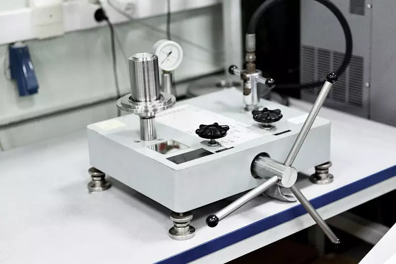 Манометр грузопоршневой — для калибровки и настройки датчиков давления