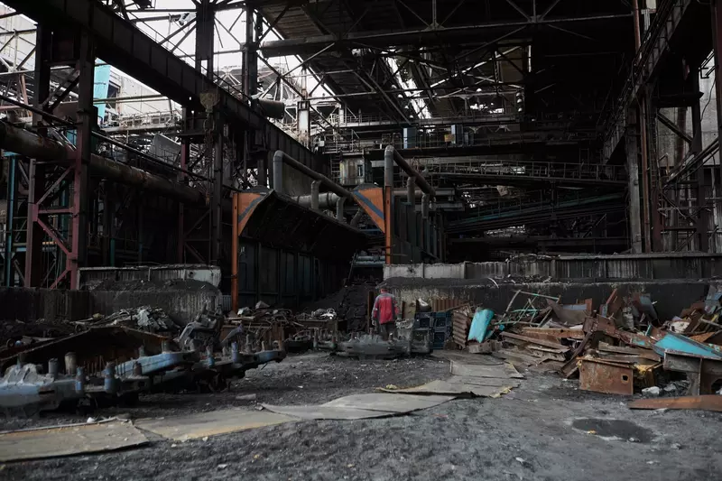 Идет восстановление одного из знаковых предприятий Мариуполя Азовэлектросталь