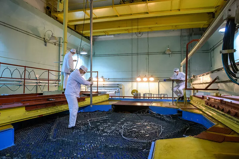 Для моделирования активной зоны БН‑1200М специалисты ФЭИ вручную собрали более 4,7 тыс. топливных стержней