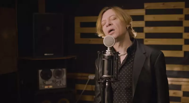 Иллюстрация №1 для поста «: Найк Борзов выпустил новый клип где поет в российский микрофон Октава МКЛ 5000»