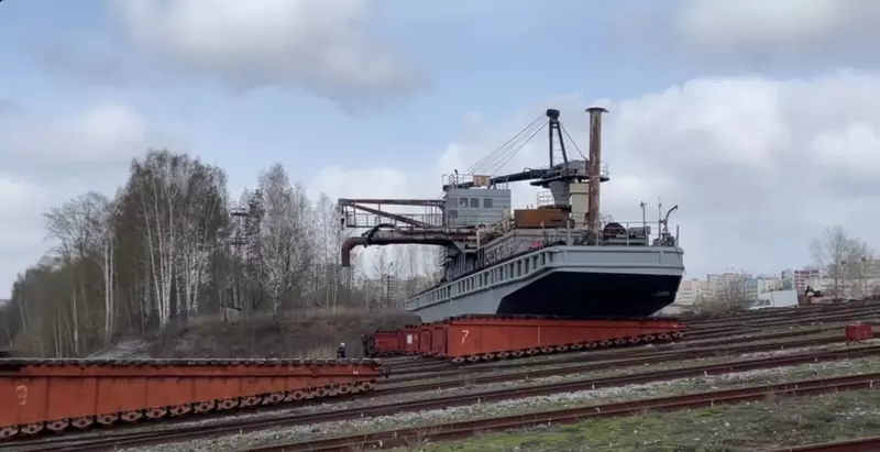 Пермская судоверфь спустила на воду гидроперегружатель ГП 2 проекта Р166