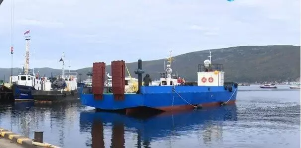 В Морской порт Магадана поступила новая баржа