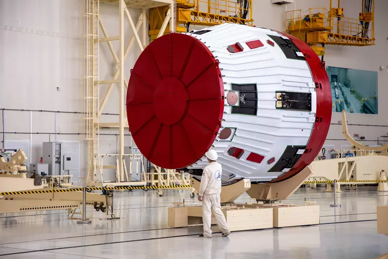 Картинка №11 для «На космодроме Восточный в ходе комплексных испытаний собирают ракету Ангара НЖ»