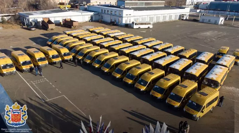 Сельским школам Оренбуржья передали новые автобусы