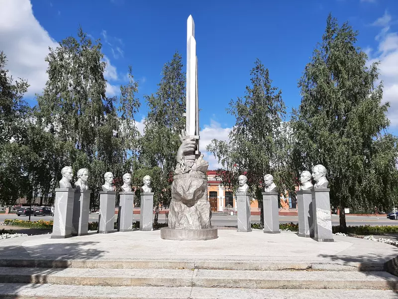 "К мечам рванулись наши руки, и - лишь оковы обрели" (фото автора)