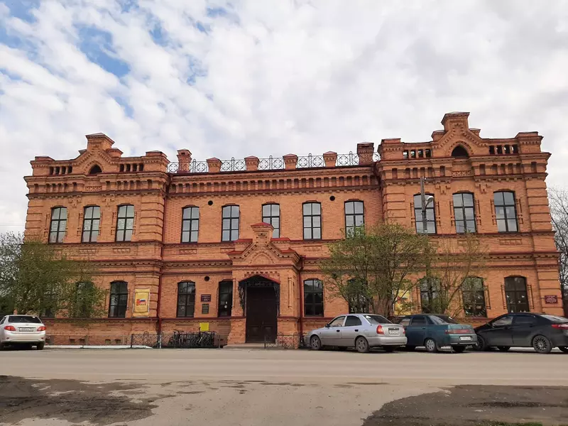 Здание мужской гимназии (фото автора)