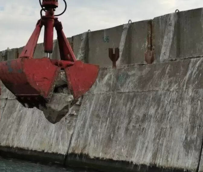 Гидростроители Морспасслужбы завершили капремонт оградительного мола в морском порту Новороссийск