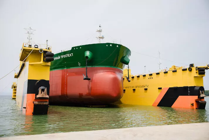 Фото №1 для поста «: ССК Звезда состоялась торжественная церемония имянаречения нефтеналивного танкера»