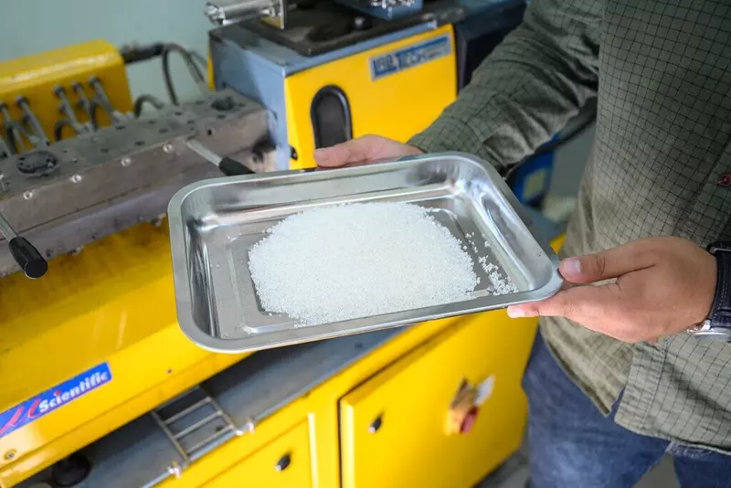 На производство компаунды попадают в виде гранул