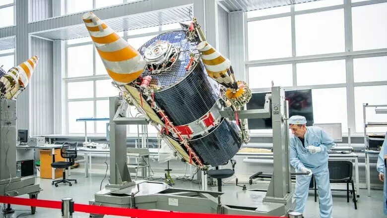 Началось производство первого полностью российского спутника связи