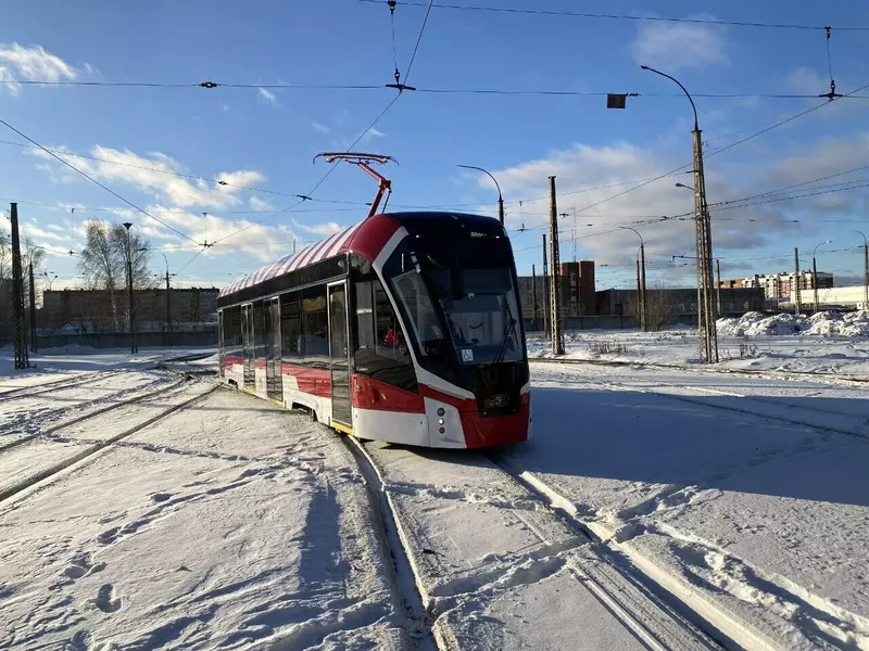 В Екатеринбург приехал новый трамвай Львёнок