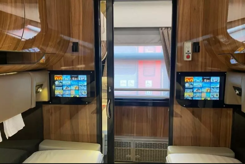 РЖД представили новые вагоны с двухметровыми полками на выставке в Петербурге