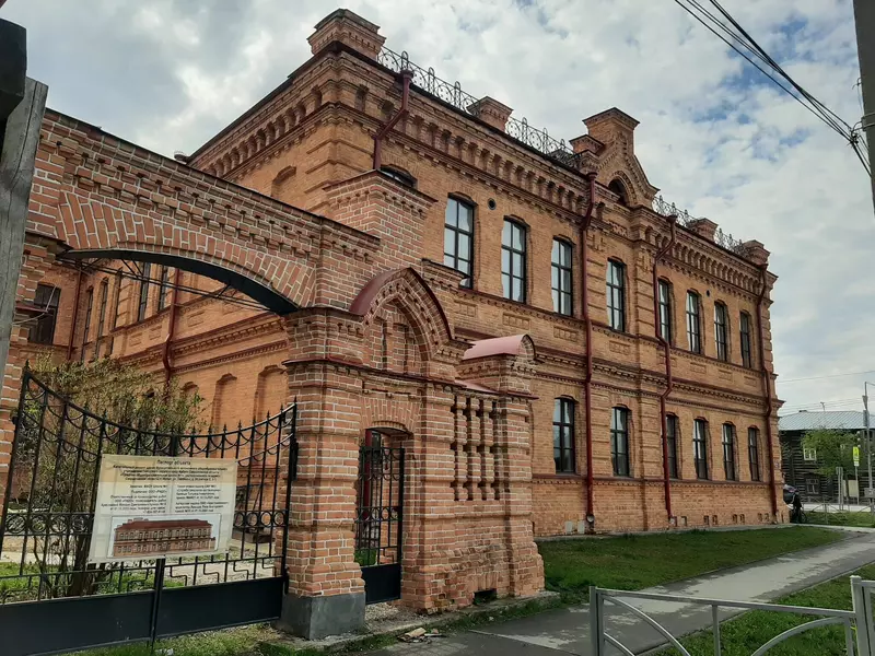 Здание мужской гимназии (фото автора)