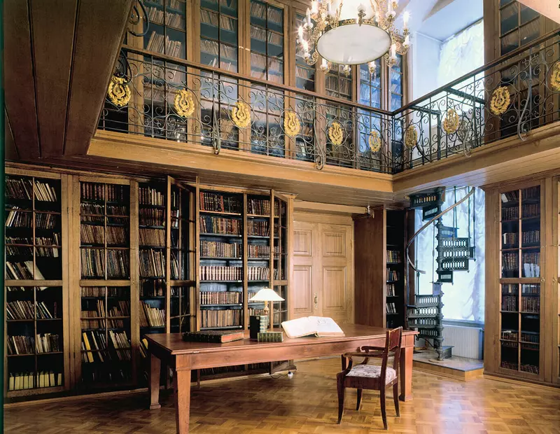 Картинка №1 для поста «: В Санкт Петербурге оцифровывают редкие экземпляры из Театральной библиотеки»