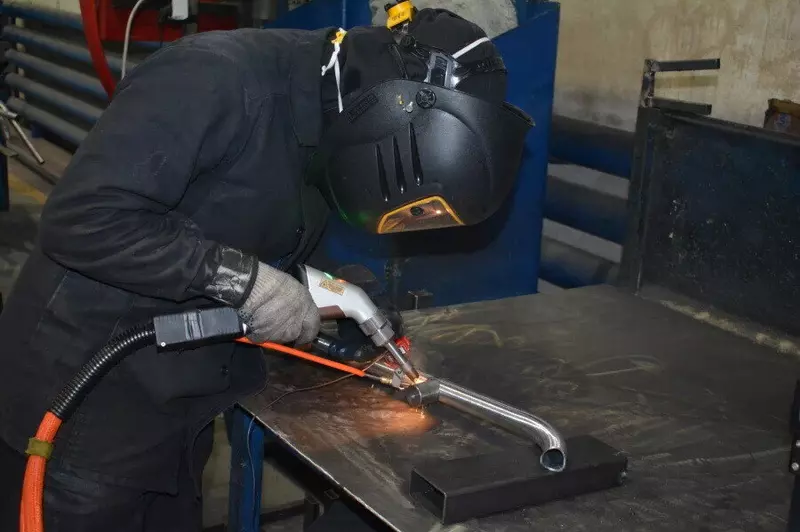 На НЕФАЗе испытывают систему ручной лазерной сварки