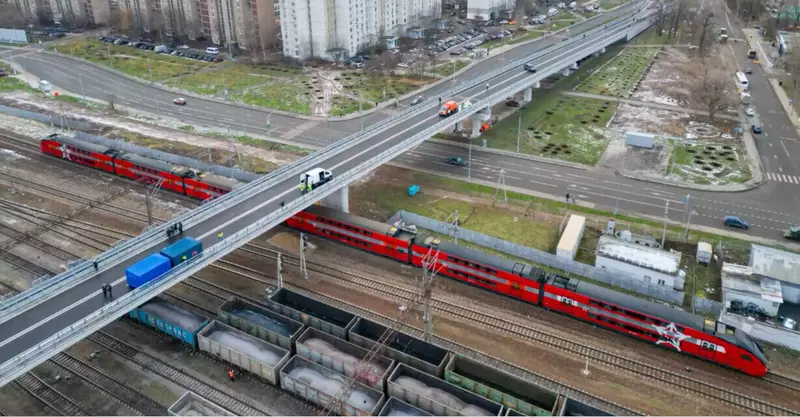 Фото #1 для поста «Дорожное строительство: В Москве открыли Бескудниковский путепровод через МЦД 1»