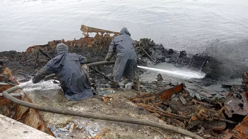 Фото №4 для «корабль: Как промышленные водолазы поднимают останки судов лежащие на мели»