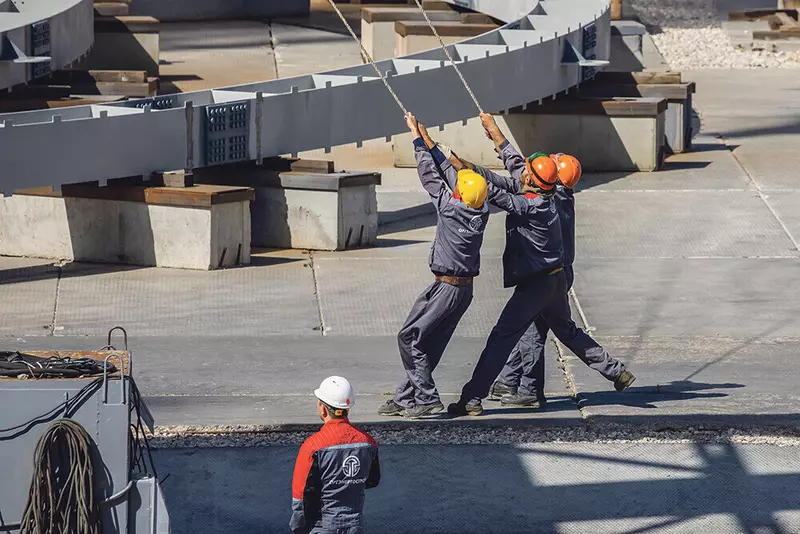 Укрупнительную сборку элементов купола выполнили на земле, затем — строповка и подъем на проектную отметку
