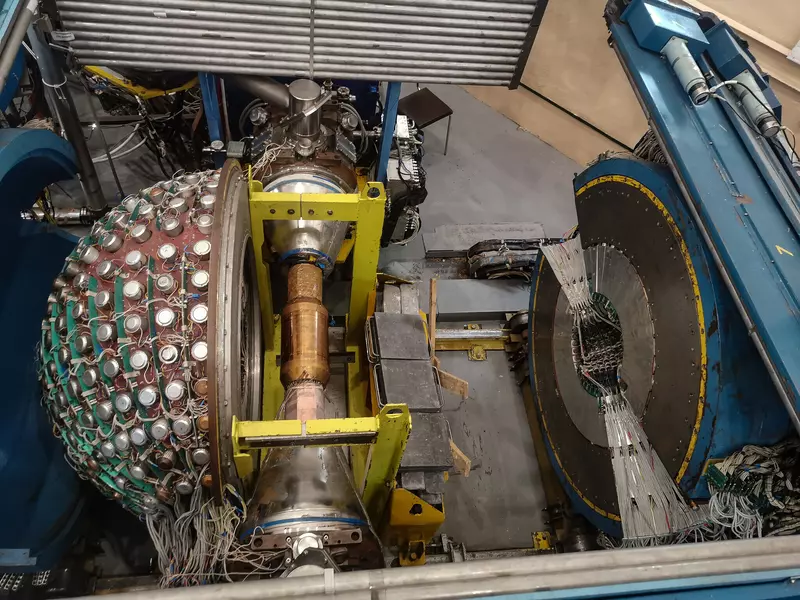 Детектор СНД коллайдера ВЭПП-2000 в открытом состоянии. Автор Т.Морозова.