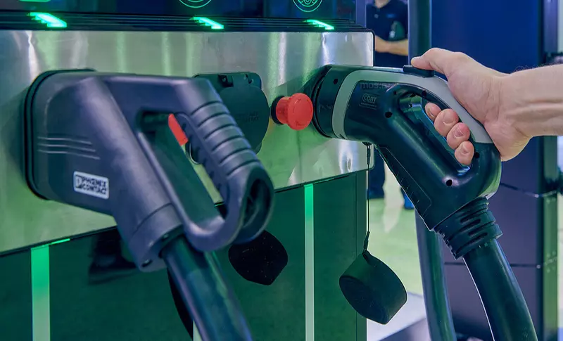 Изображение #1 для поста «Электроника: В Москве разработали станцию для быстрой зарядки нескольких электромобилей»