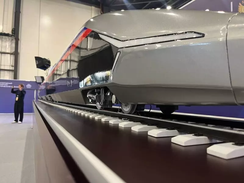 Иллюстрация 1 для статьи «Фотофакты: В Петербурге показали макет первого поезда для ВСМ»