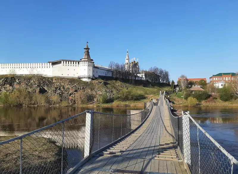 Пешеходный мост через Туру (фото автора)
