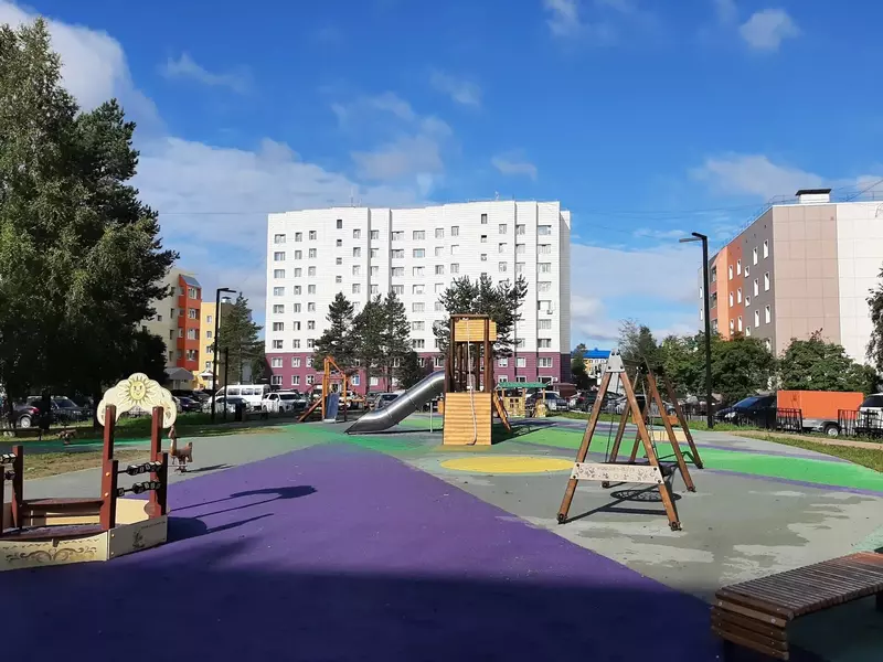 Двор домов №№ 52, 54, 54а, 54б, 56, 58 по ул.Ленина (фото автора)