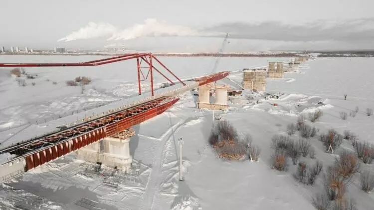 Фото #2 для публикации «ХМАО: Тюменские строители возвели больше половины опор моста через Обь в Сургуте»