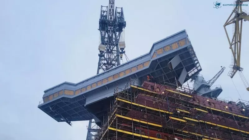 2 для поста «ледокол «Якутия» проекта 22220: На атомный ледокол Якутия проекта 22220 погрузили ходовую рубку»