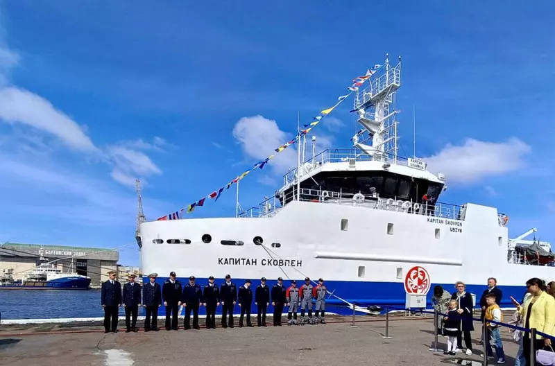 На краболовах Капитан Фирсов и Капитан Сковпен подняты флаги России