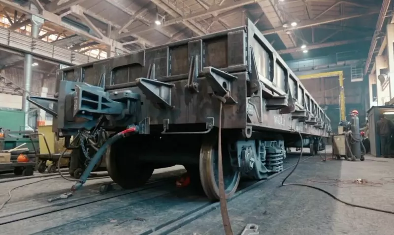 Изображение #1 для публикации «Перспективные разработки: Волчанское предприятие Уралвагонзавода изготовило опытный образец нового вагона платформы»