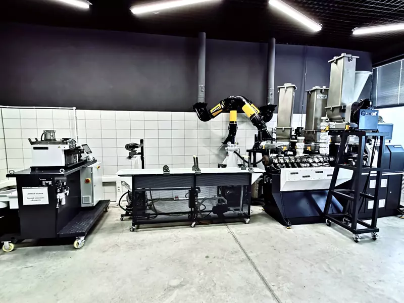 Компания МАНРО выпустила компаундирующую линию на базе двухшнекового со направленного экструдера