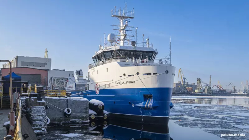 Фото №2 для публикации «Нижегородская обл: На краболове процесоре Капитан Дудник проекта 5712 поднят Государственный флаг России»