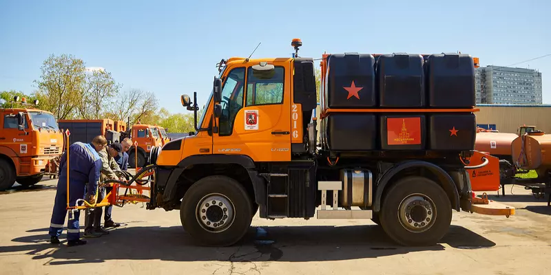 Московский завод в три раза увеличил выпуск дорожных поливочных машин