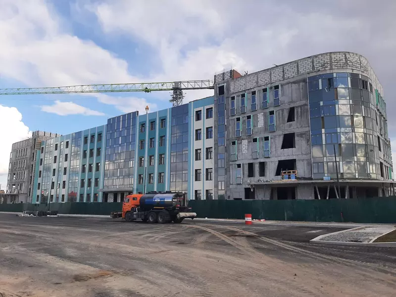 Строительство городской поликлиники (фото автора)
