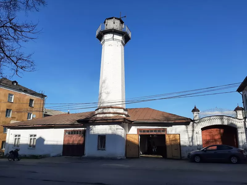 Пожарная каланча 1905 года с часами и боем украшение города (фото автора)