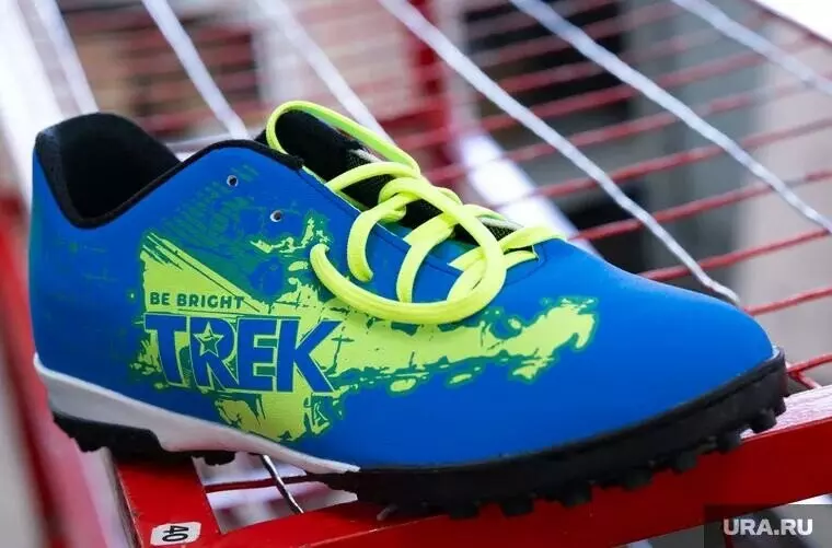 Изображение №1 для поста «Производство: Пермская фабрика запустила первое в России производство футбольных бутс»