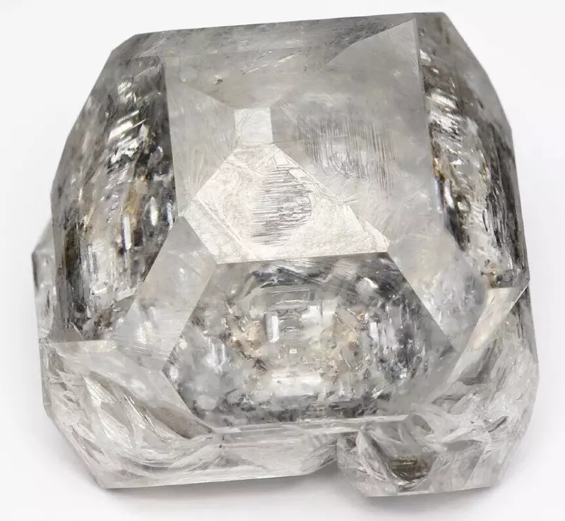 и НПК Алмаз вырастили самый большой безазотный монокристалл алмаза