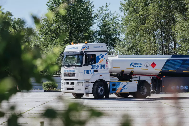 Газпром нефть запустила первый в России электрический аэродромный топливозаправщик