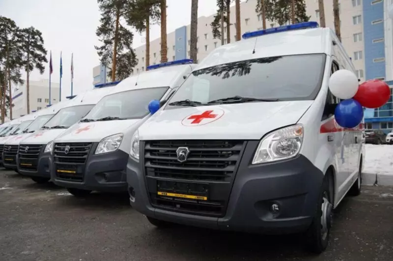 Свердловским больницам вручили новые машины
