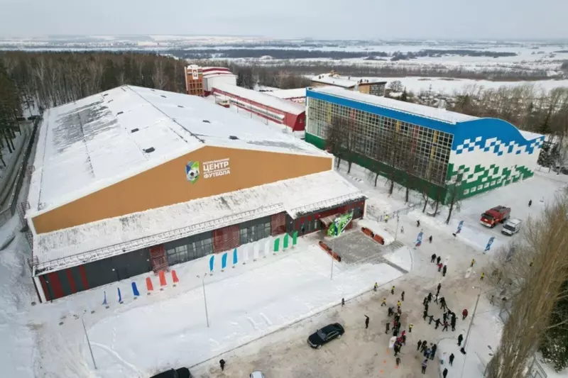 Фото 1 для «Спортивные объекты: В Уфе открылся крытый футбольный манеж»