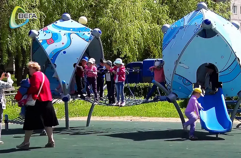 Картинка 1 для поста «: Детский городок Стрелец нравится малышам и их родителям»