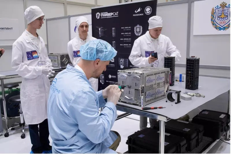 Фото 6 для «Роскосмос: Выведена серия малых космических аппаратов УниверСат 2023»