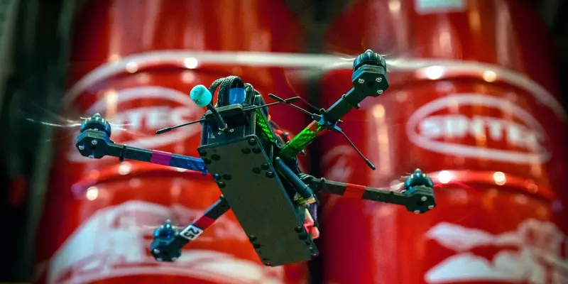 Иллюстрация 1 для публикации «Модернизация: Аудит российских складов моторных масел научились проводить беспилотники»