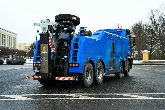 Изображение #2 для поста «перспективные разработки: Первый российский эвакуатор грузоподъемностью 60 тонн построили на шасси 8 4»